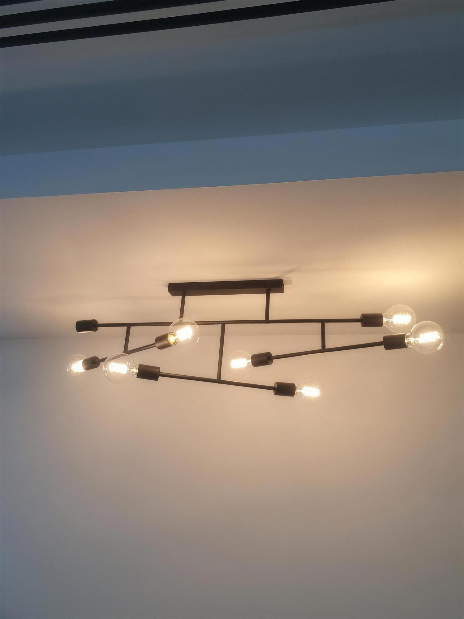 Multi-arm pendant light in the kitchen